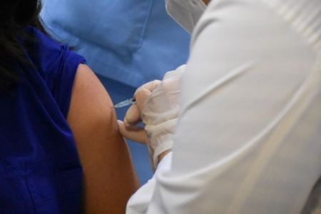 Κοντοζαμάνης – Οι ανεμβολίαστοι στο Δημόσιο θα επιστρέψουν τον μισθό τους