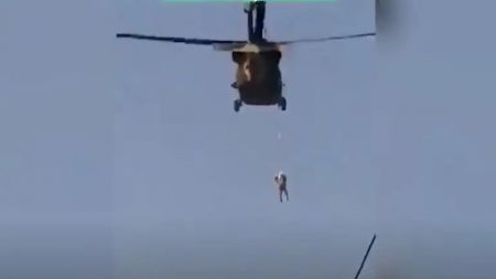Βίντεο – σοκ στο Αφγανιστάν – Άνδρας κρέμεται από Black Hawk που πετούν Ταλιμπάν