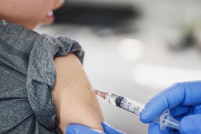Εμβόλιο – Τέλος του χρόνου η αδειοδότηση για τα παιδιά Δημοτικού