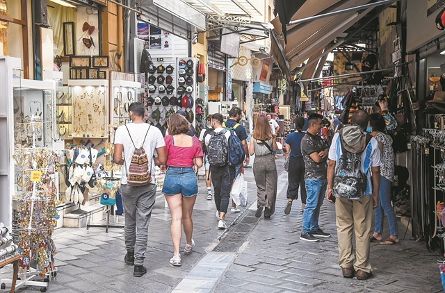 Μαύρα σύννεφα σκιάζουν την ελληνική οικονομία