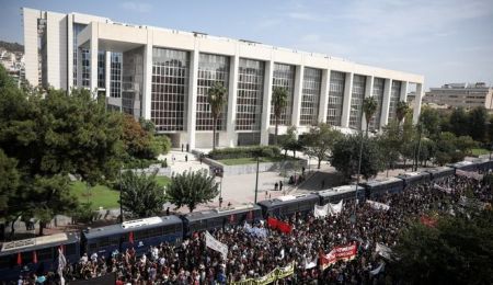 Ένας χρόνος από την καταδίκη της Χρυσής Αυγής – Κανένας εφησυχασμός, το μήνυμα των κομμάτων