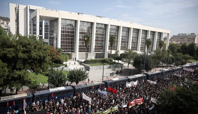 Ένας χρόνος από την καταδίκη της Χρυσής Αυγής – Κανένας εφησυχασμός, το μήνυμα των κομμάτων