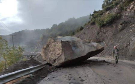 Άγραφα – Τεράστιος βράχος έπεσε κοντά σε σπίτια και έκοψε τον δρόμο στα δύο