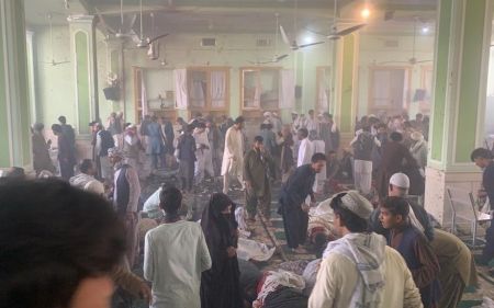 Αφγανιστάν – Τουλάχιστον 63 νεκροί και 83 τραυματίες από τη βομβιστική επίθεση σε τέμενος στην Κανταχάρ