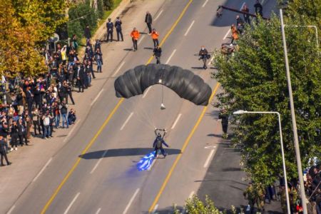 Στρατιωτική παρέλαση – Άρματα μάχης, αλεξιπτωτιστές και F-16 στον γαλάζιο ουρανό – 10 +2 εντυπωσιακά καρέ