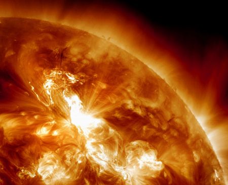 Ηλιακή καταιγίδα θα χτυπήσει τις επόμενες ώρες τη Γη – Τι λένε επιστήμονες