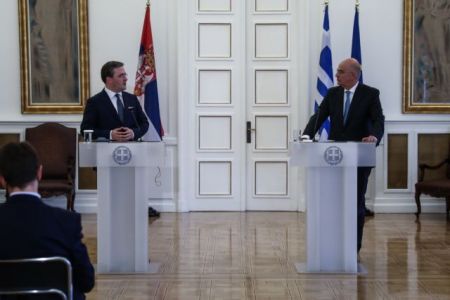 Δένδιας και Σελάκοβιτς συζήτησαν για στρατιωτική συνεργασία Ελλάδας – Σερβίας