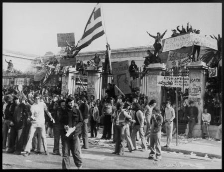 Πολυτεχνείο – Η 7η επέτειος που βάφτηκε με αίμα – Δύο νέοι πεθαίνουν από χτυπήματα των ΜΑΤ