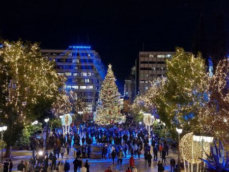 Σύνταγμα – Φωταγωγήθηκε το δέντρο χωρίς εορτασμούς λόγω κοροναϊού