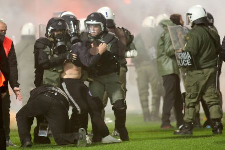 Άγριες μάχες χούλιγκαν με αστυνομικούς στον αγωνιστικό χώρο της Τούμπας – Δείτε τις εικόνες