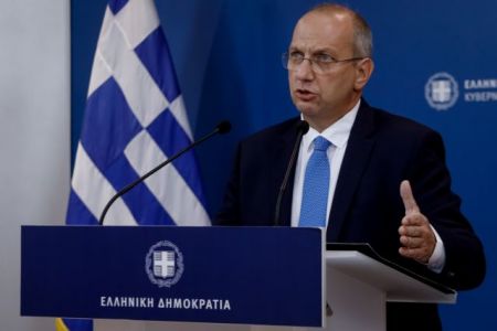 Οικονόμου – Σε εξέλιξη η ενημέρωση από τον κυβερνητικό εκπρόσωπο