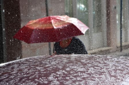 Καιρός – Βροχές, καταιγίδες και χαλαζοπτώσεις την Τρίτη – Δείτε πού