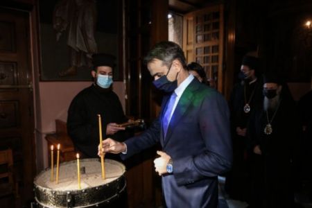 Mitsotakis attends Holy Synod meeting to discuss Christmas services, urge faithful to be vaccinated