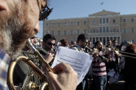 Οι μουσικοί διαμαρτύρονται και λένετ τα «κάλαντα» στον υπουργό