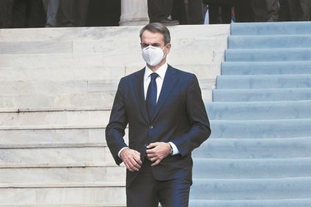 Διεργασίες και σενάρια με το βλέμμα στις κάλπες