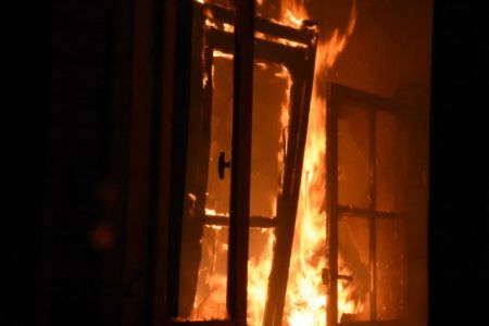 Φωτιά στην Αγίου Μελετίου – Εντοπίστηκε άνδρας χωρίς τις αισθήσεις του