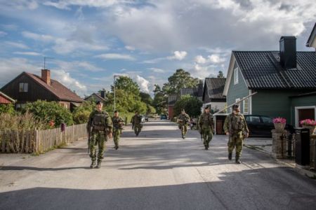 Στρατό και τεθωρακισμένα βγάζει στη Βαλτική η Σουηδία