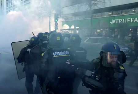 Γαλλία: Έφτασε στο Παρίσι το «Κονβόι της Ελευθερίας» – Δακρυγόνα και χάος στους δρόμους