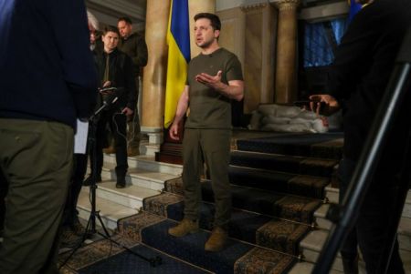 Ουκρανία: Ο Ζελένσκι ζητεί από τη Ρωσία να σταματήσει τους βομβαρδισμούς για να ξεκινήσουν ουσιαστικές συνομιλίες