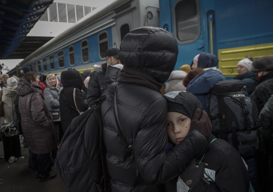 Ουκρανία: Στο Ντνίπρο, χιλιάδες άνθρωποι περιμένουν ένα τρένο για να γλιτώσουν από τους βομβαρδισμούς