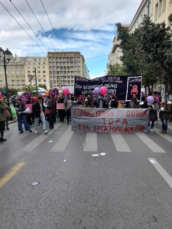 Σε εξέλιξη η απεργιακή συγκέντρωση για την ημέρα της Γυναίκας (φωτογραφίες)