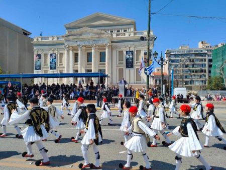 Στιγμές εθνικής υπερηφάνειας στον εορτασμό της 25ης Μαρτίου στον Πειραιά