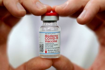 Κορωνοϊός: Η Moderna αποσύρει χιλιάδες δόσεις εμβολίων λόγω μολυσμένου φιαλιδίου