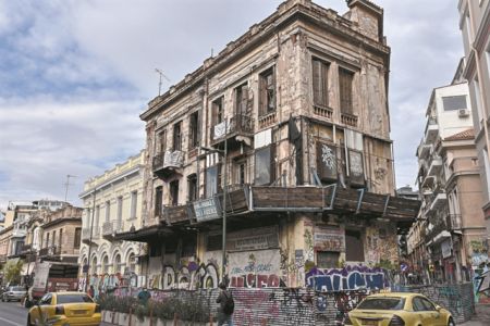 Και ιδιώτες στα εγκαταλελειμμένα κτίρια