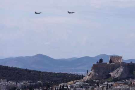 Άσκηση Tiger Meet: Συμβολική πτήση μαχητικών αεροσκαφών και ελικοπτέρων πάνω από την Ακρόπολη