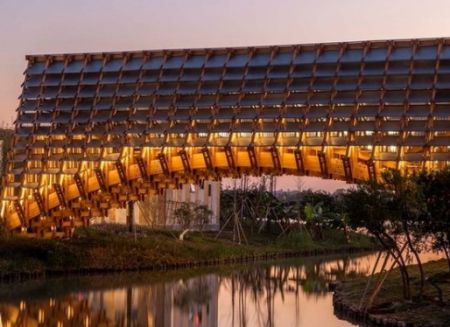 Πόλος έλξης τουριστών μια ξύλινη γέφυρα στην Κίνα
