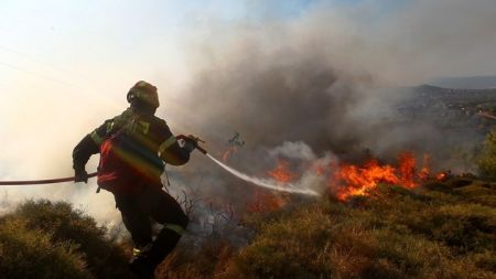 Πυρκαγιά στη Μαγούλα Αττικής – Εναέρια μέσα επιχειρούν στην κατάσβεση