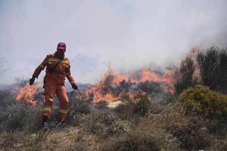 Φωτιά στη Βούλα: Πυροσβέστης μεταφέρεται στο νοσοκομείο με αναπνευστικά προβλήματα