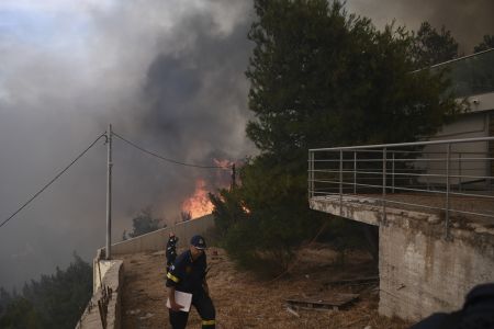 Φωτιά στη Βούλα: Άνοιξε σχολείο για τη φιλοξενία των κατοίκων του Πανοράματος