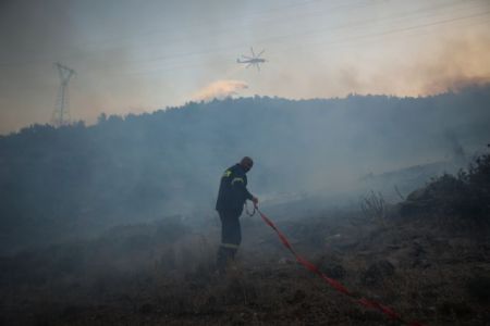 Φωτιά: Φουντώνει το μέτωπο προς τη Βάρη – Εκκενώνονται περιοχές και τα Παιδικά Χωριά SOS