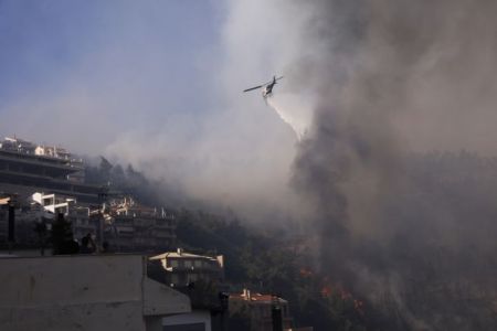 Φωτιά σε Βούλα και Βάρη: Νύχτα αγωνίας – Φόβος για αναζωπυρώσεις – Τεράστιες ήδη οι ζημιές