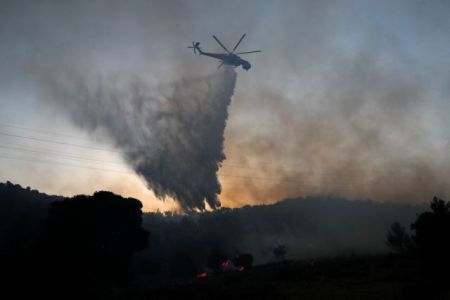 Φωτιά: Παραμένει το μέτωπο στη περιοχή Χέρωμα στη Βάρη – Επιστρέφουν οι κάτοικοι στο Πανόραμα Βούλας