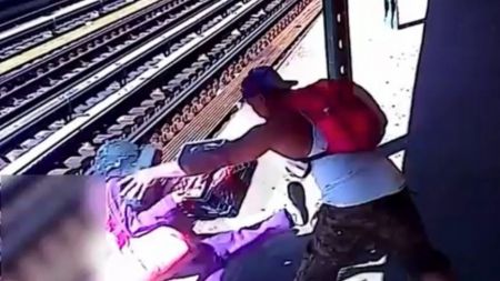 Άνδρας πέταξε γυναίκα στις γραμμές του τρένου στη Νέα Υόρκη