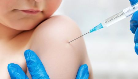 FDA: Υπέρ της χορήγησης του εμβολίου της Pfizer σε παιδιά 6 μηνών ως 4 ετών