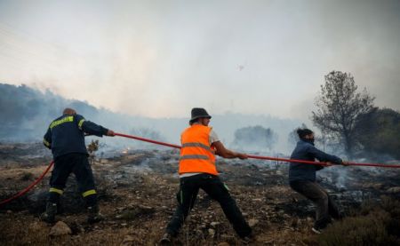 Υδρα: Υπό μερικό έλεγχο η φωτιά