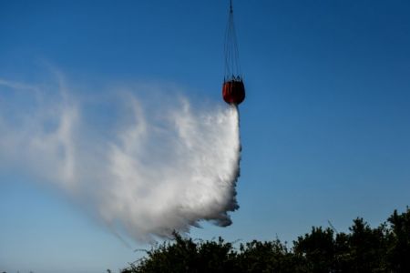 Συνεχίζεται η μάχη με τις αναζωπυρώσεις στη Σάμο