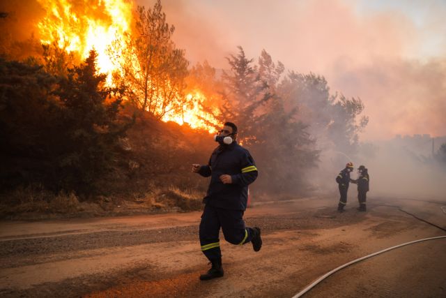 Firefighters battle huge Penteli fire front all night, settlements evacuated, homes destroyed