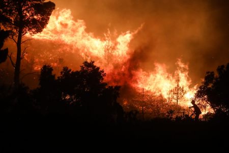 Φωτιά στην Πεντέλη: Εθελοντής πυροσβέστης έσωσε γυναίκα μαζί με το παιδί της – Βίντεο