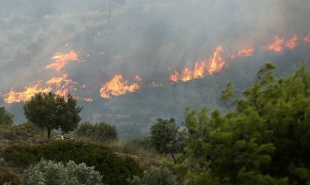 Φωτιά στην Πεντέλη: Δυσοίωνη η πυρομετεωρολογική εικόνα