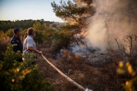 Φωτιά στα Κρέστενα: Νέος συναγερμός στην Πυροσβεστική