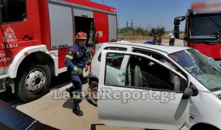 Λαμία: Ηλικιωμένη εγκλωβίστηκε στο αυτοκίνητό της ύστερα από τροχαίο σε παράδρομο της πόλης