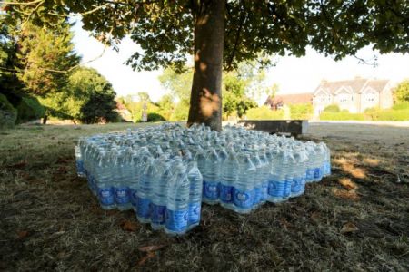 Βρετανία: Αδειάζουν τα ράφια των σουπερμάρκετ από νερό – Τρόμος λόγω της ξηρασίας