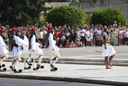 Πάνω από 1.000 τουρίστες στην αλλαγή της Προεδρικής Φρουράς