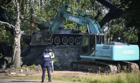 Αποκαθηλώνονται τα μνημεία της σοβιετικής εποχής στην Εσθονία