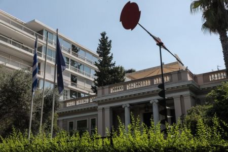 Υποκλοπές: Τι απαντά η κυβέρνηση στον Καραμανλή