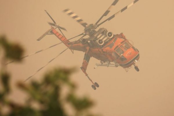 Σαλαμίνα: Ξέσπασε φωτιά – Σηκώθηκαν και εναέρια μέσα